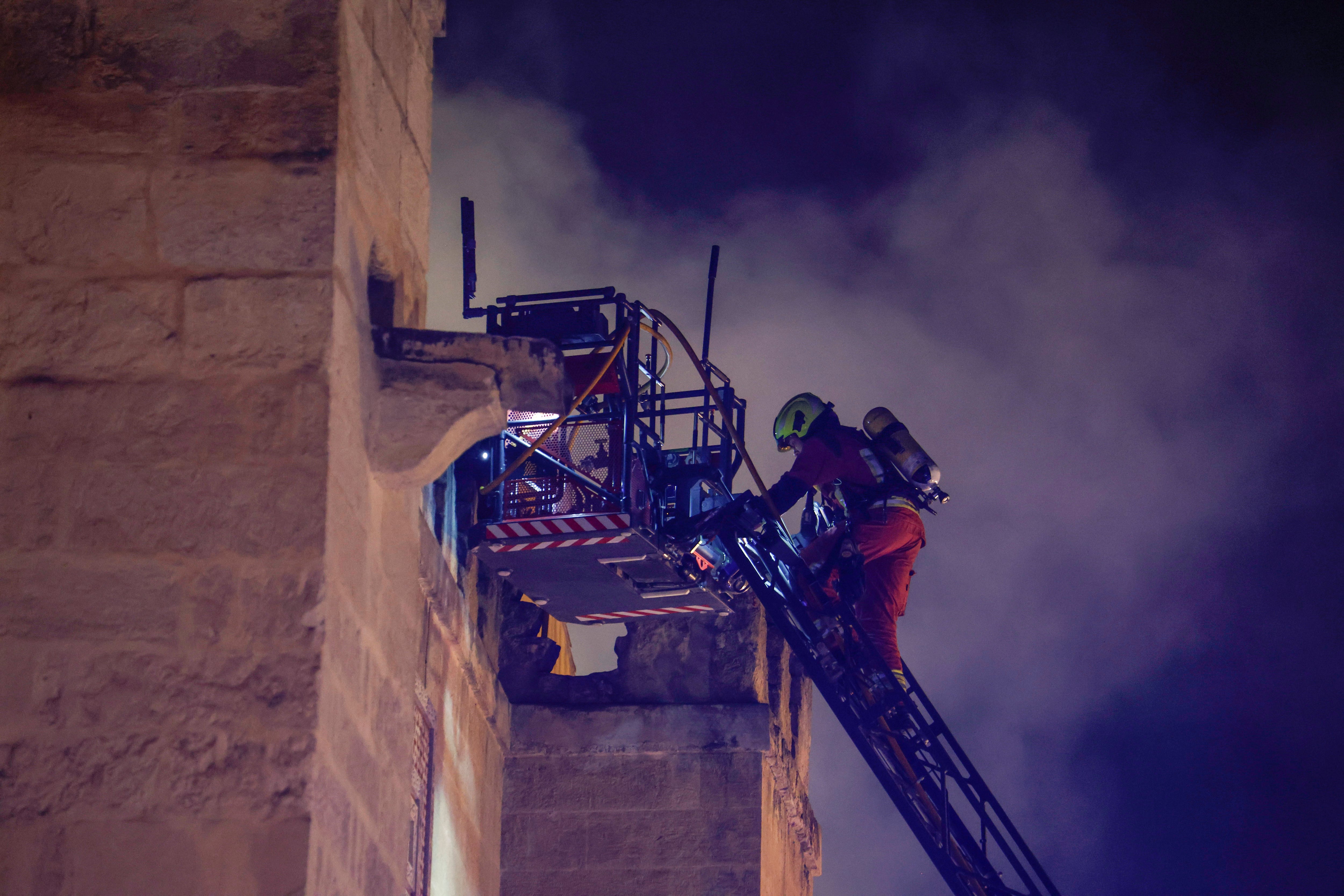 Bomberos actuando en el incendio de la Mezquita-Catedral. EFE/ Salas