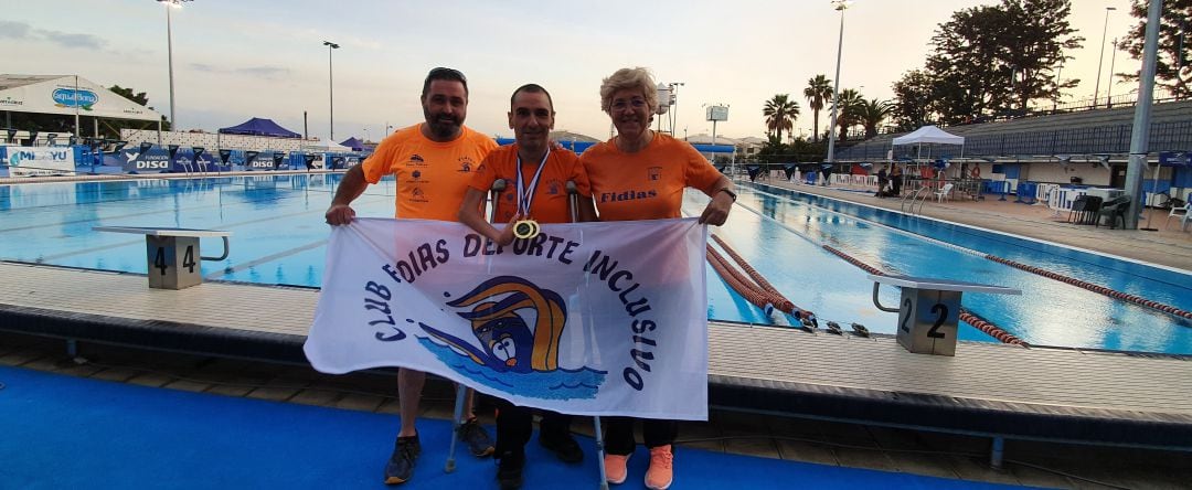 Miguel Ángel junto a sus entrenadores.