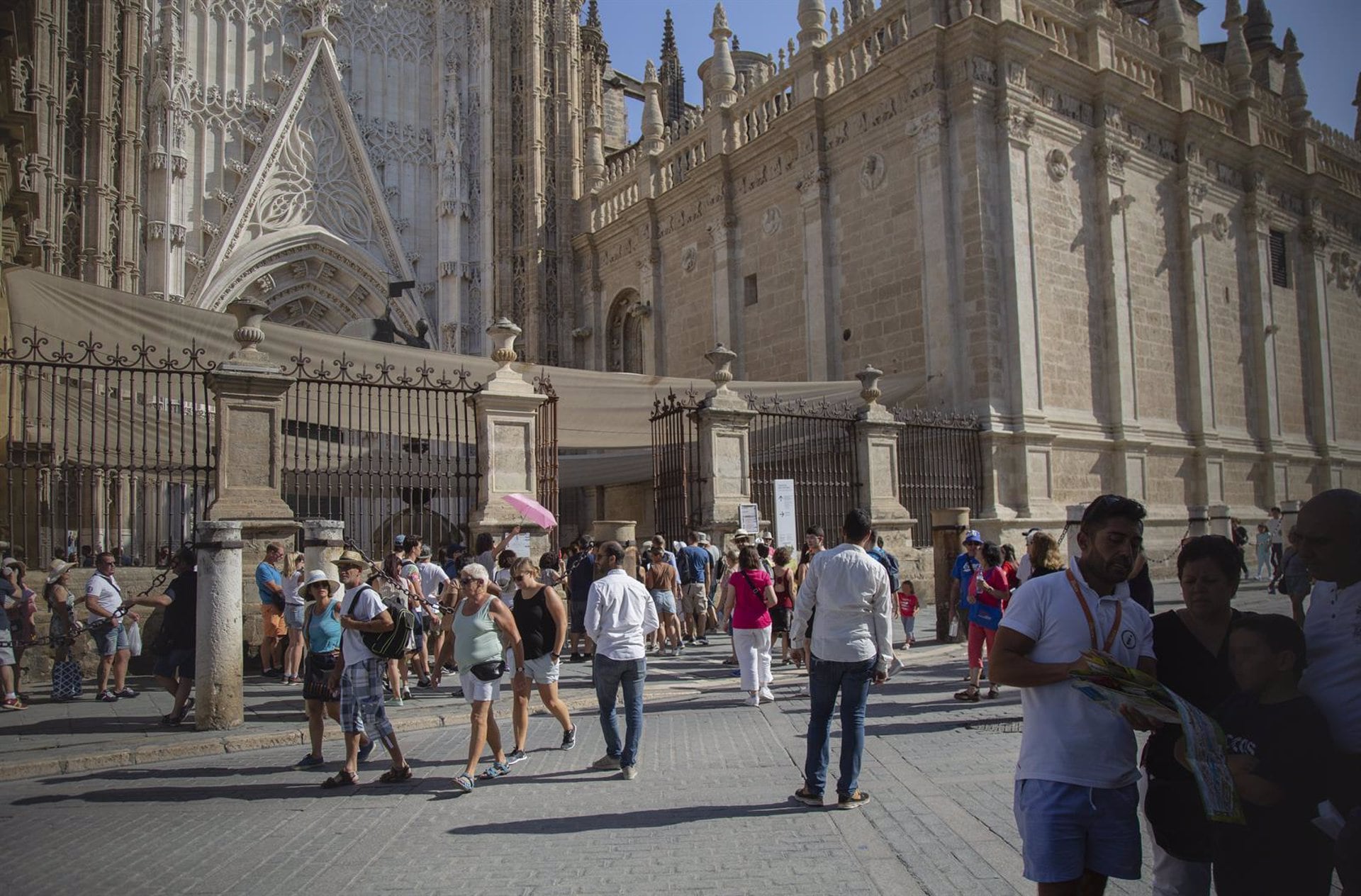 Largas colas de turistas esperan para visitar la Catedral, en una imagen de archivo/María José López/ EP