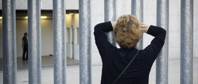 María Chamón, madre de Laura, ante los juzgados de Cuenca en junio de 2016.