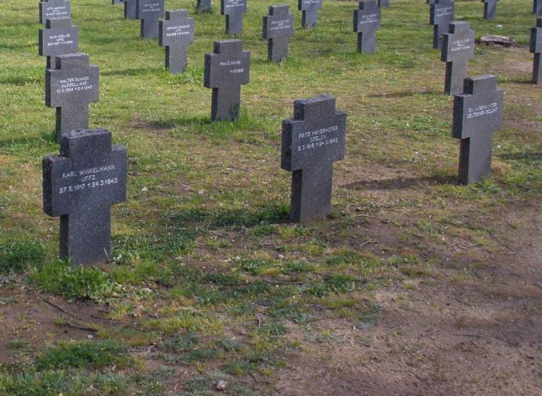 Algunas de las tumbas del Cementerio Militar Alemán de Cuacos de Yuste