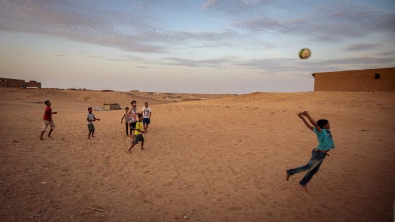 Niños juegan en el campamento de refugiados de Tinduf