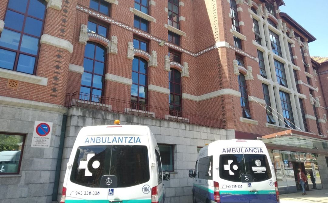 Ambulancias ante un pabellón del Hospital de Basurto, en Bilbao