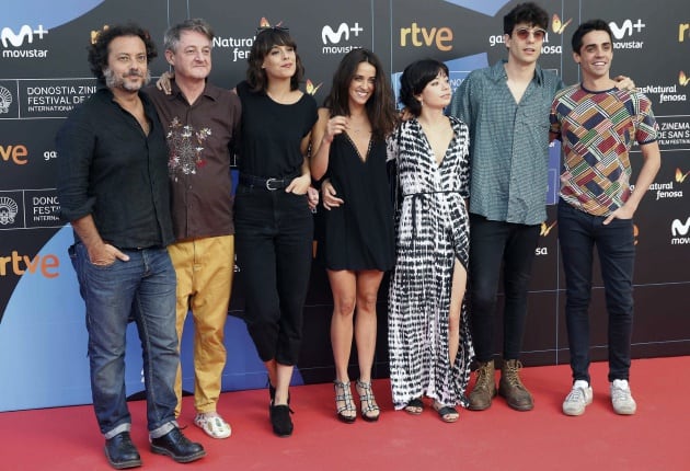 El equipo de la película &quot;La llamada&quot;, de Javier Ambrossi y Javier Calvo, posa hoy en la Academia del cine, donde el director del Festival de San Sebastián, José Luis Rebordinos, ha dado a conocer lo títulos españoles que competirán en las diferentes secc