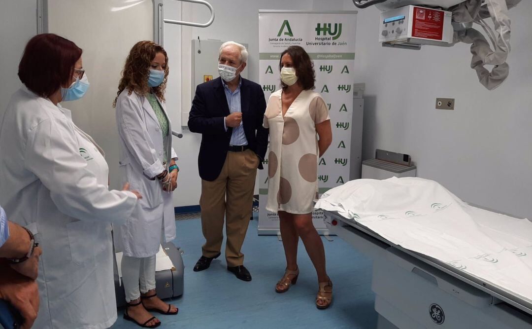 La viceconsejera de Salud y Familias, Catalina García (primera por la derecha), durante su visita de hoy al Hospital Universitario de Jaén.