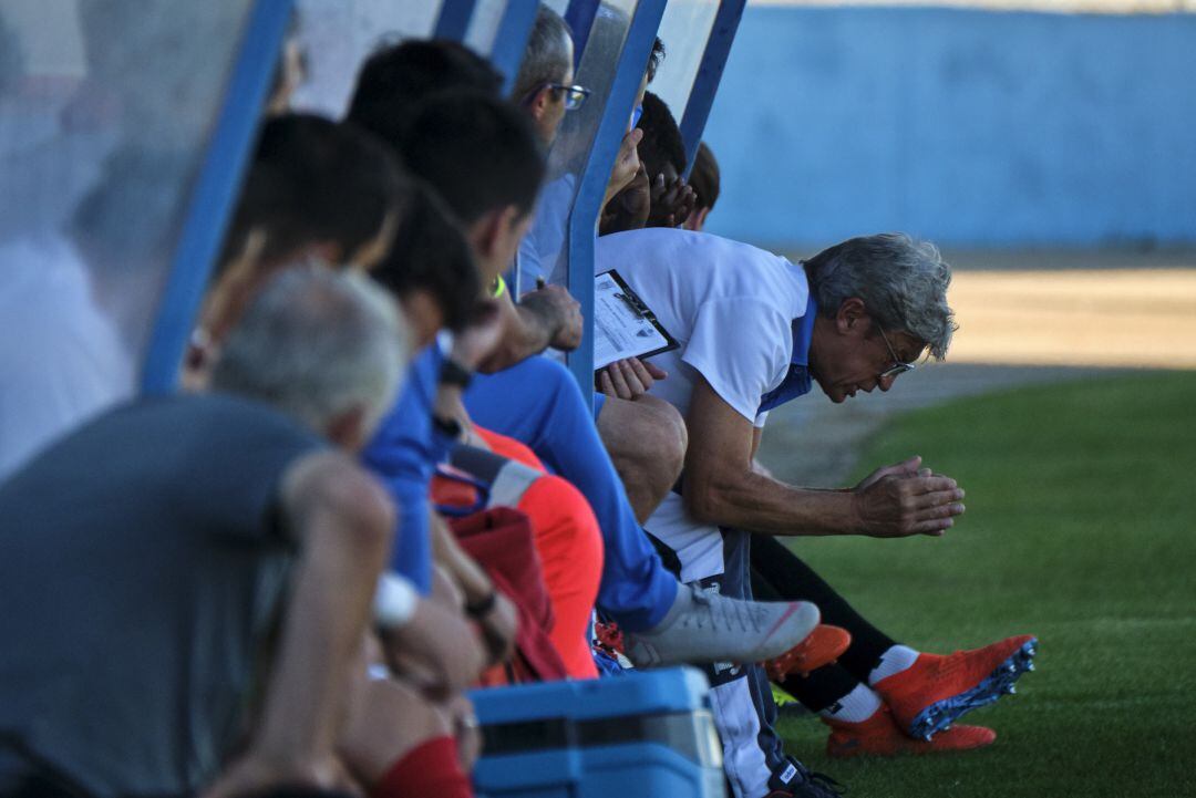 El entrenador de la Arandina, Jordi Fabregat, se lamente en el banquillo blanquiazul.