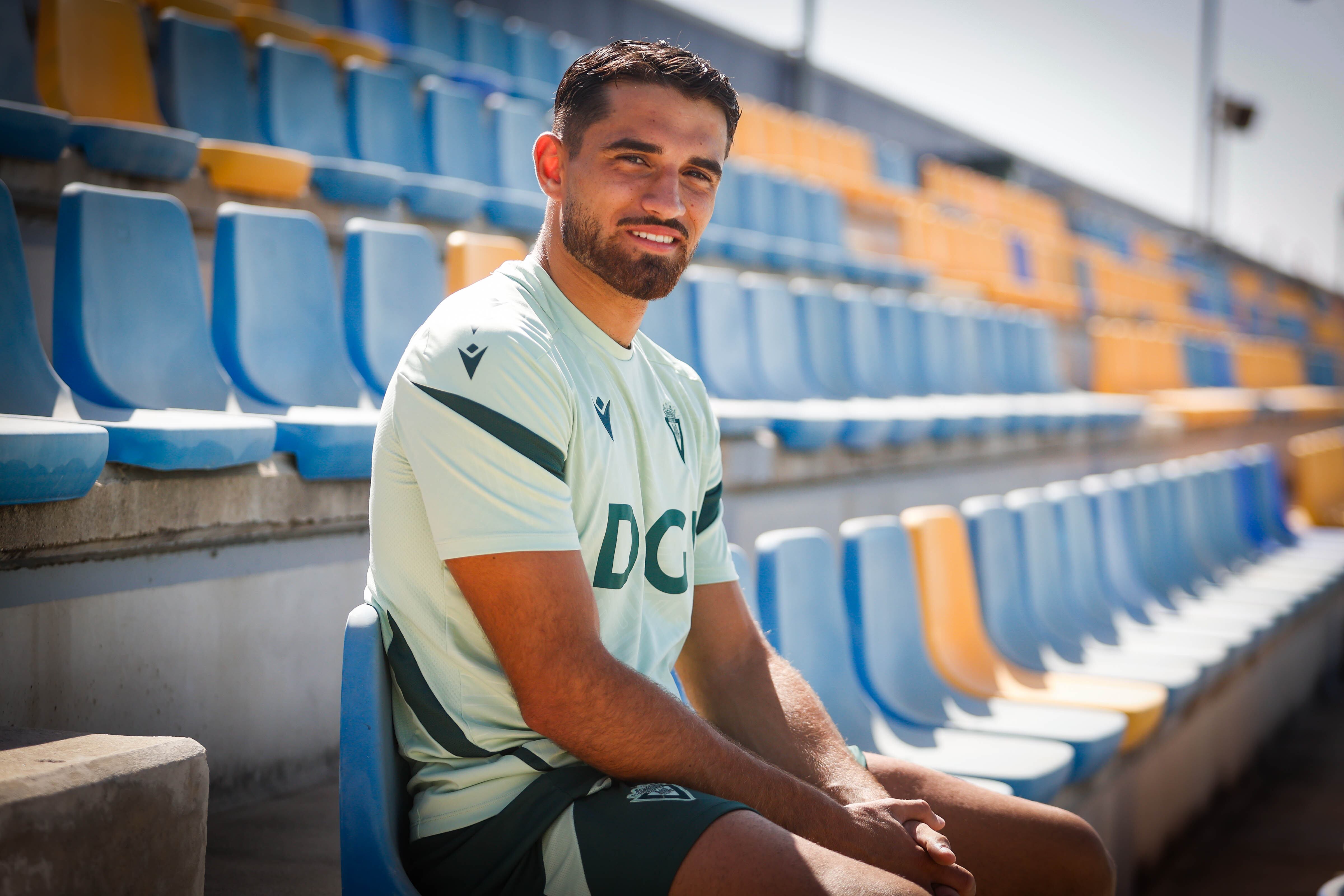 Álvaro García Pascual posando para diario AS en una entrevista concedida por el delantero en la Ciudad Deportiva Bahía de Cádiz.