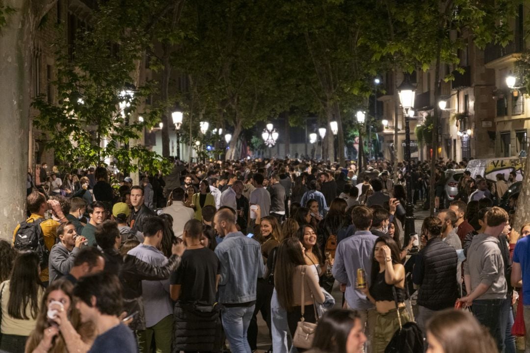 Varias personas en ambiente festivo, a 22 de mayo de 2021, en Barcelona, Catalunya (España)