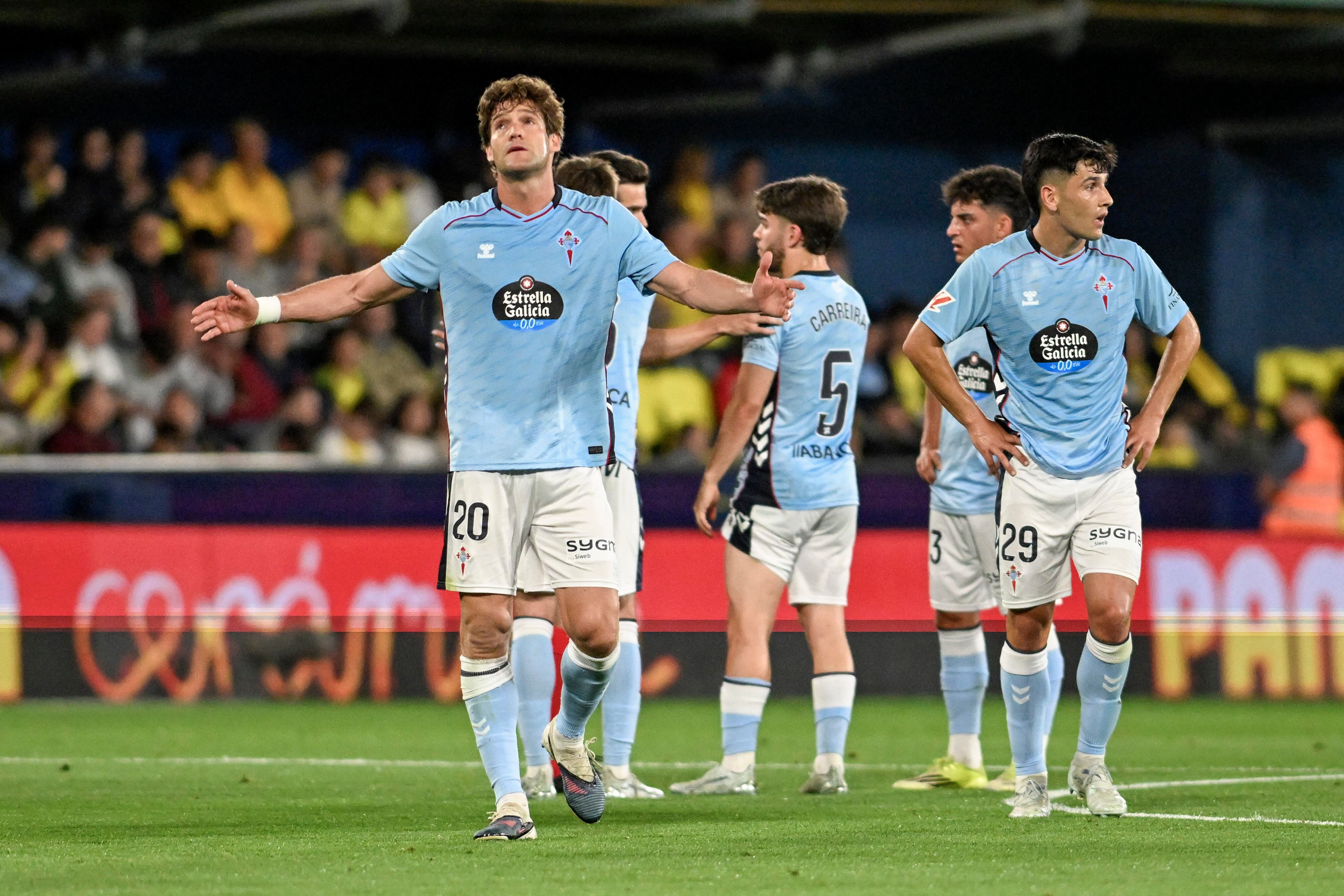 VILLARREAL, 26/04/2026.- El defensa del Celta Marcos Alonso (i) se queja tras el segundo gol del Villarreal, durante el encuentro de la jornada 32 de LaLiga que Villarreal CF y Celta de Vigo disputan este domingo en el estadio de La Cerámica. EFE/Andreu Esteban