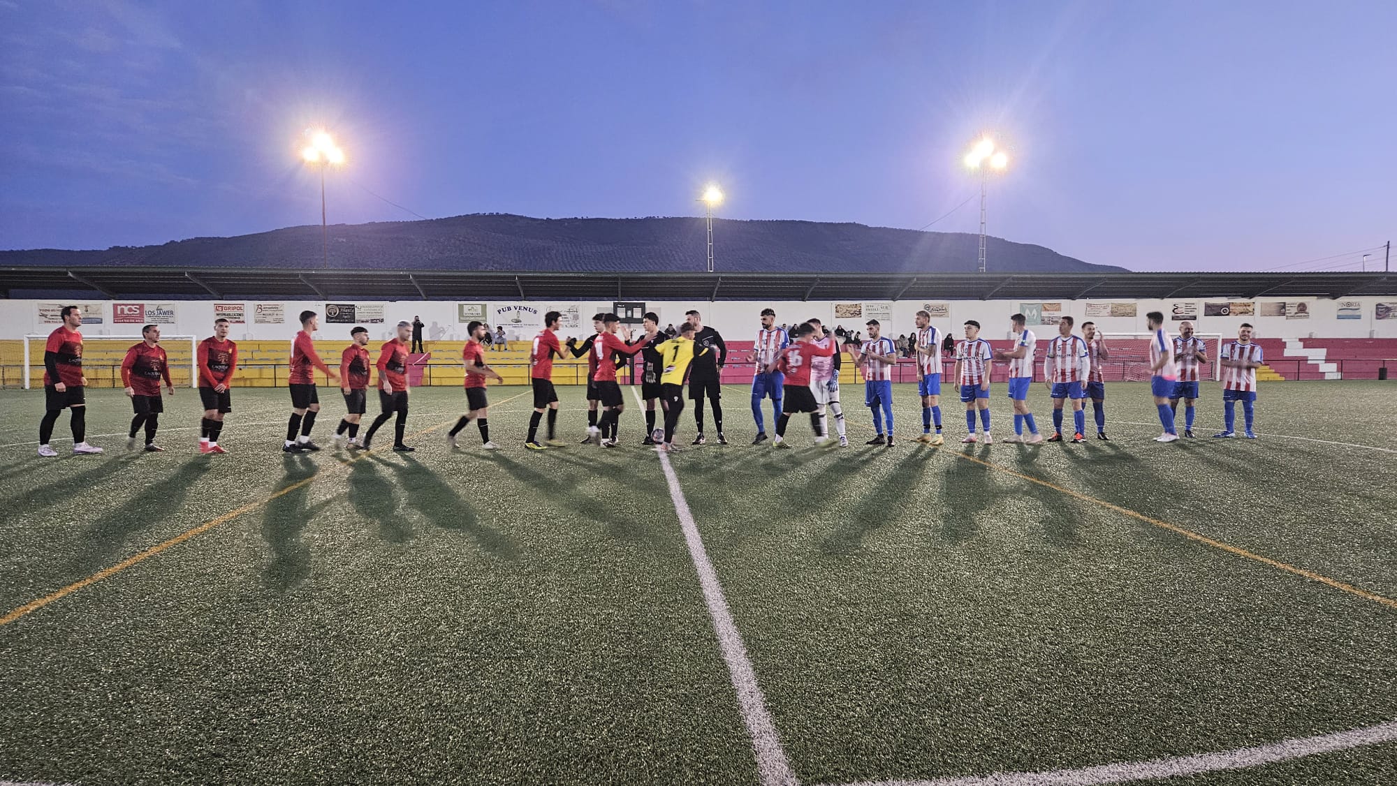 Saludo inicial entre los dos equipos y el trío arbitral