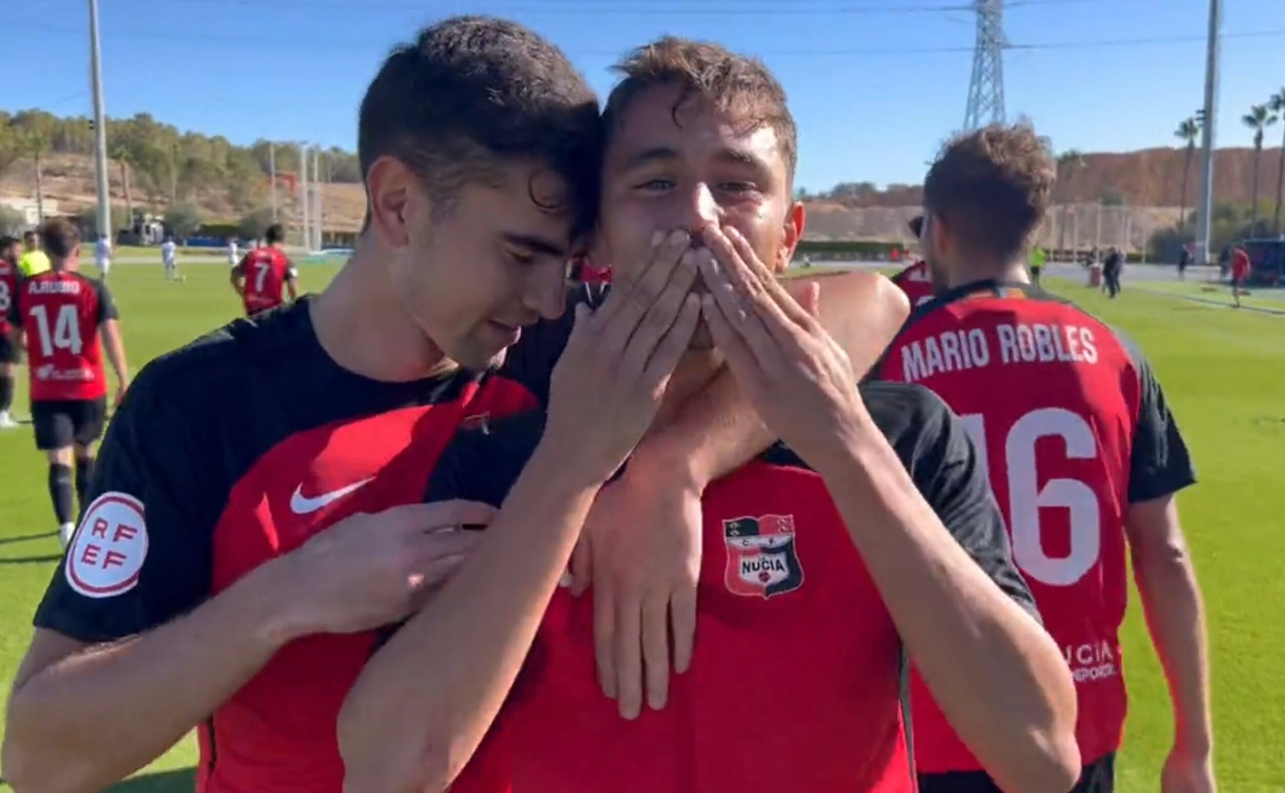 Los jugadores de La Nucía celebran el tanto de la victoria ante el Terrasa