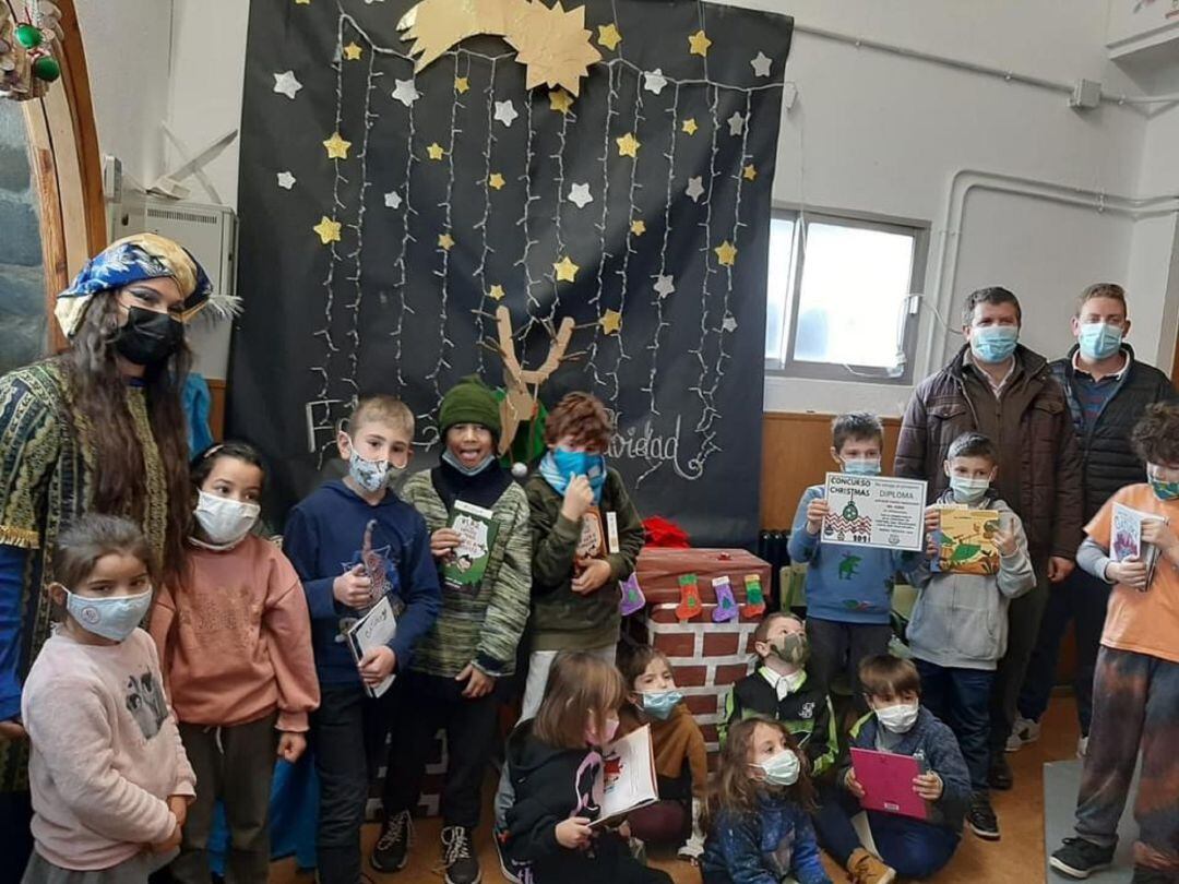 Entrega de material de lectura a escolares de Monachil