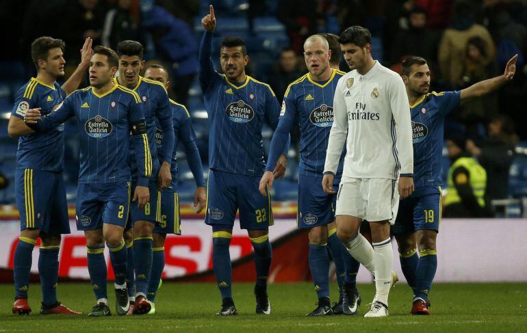 Morata, rodeado de jugadores del Celta