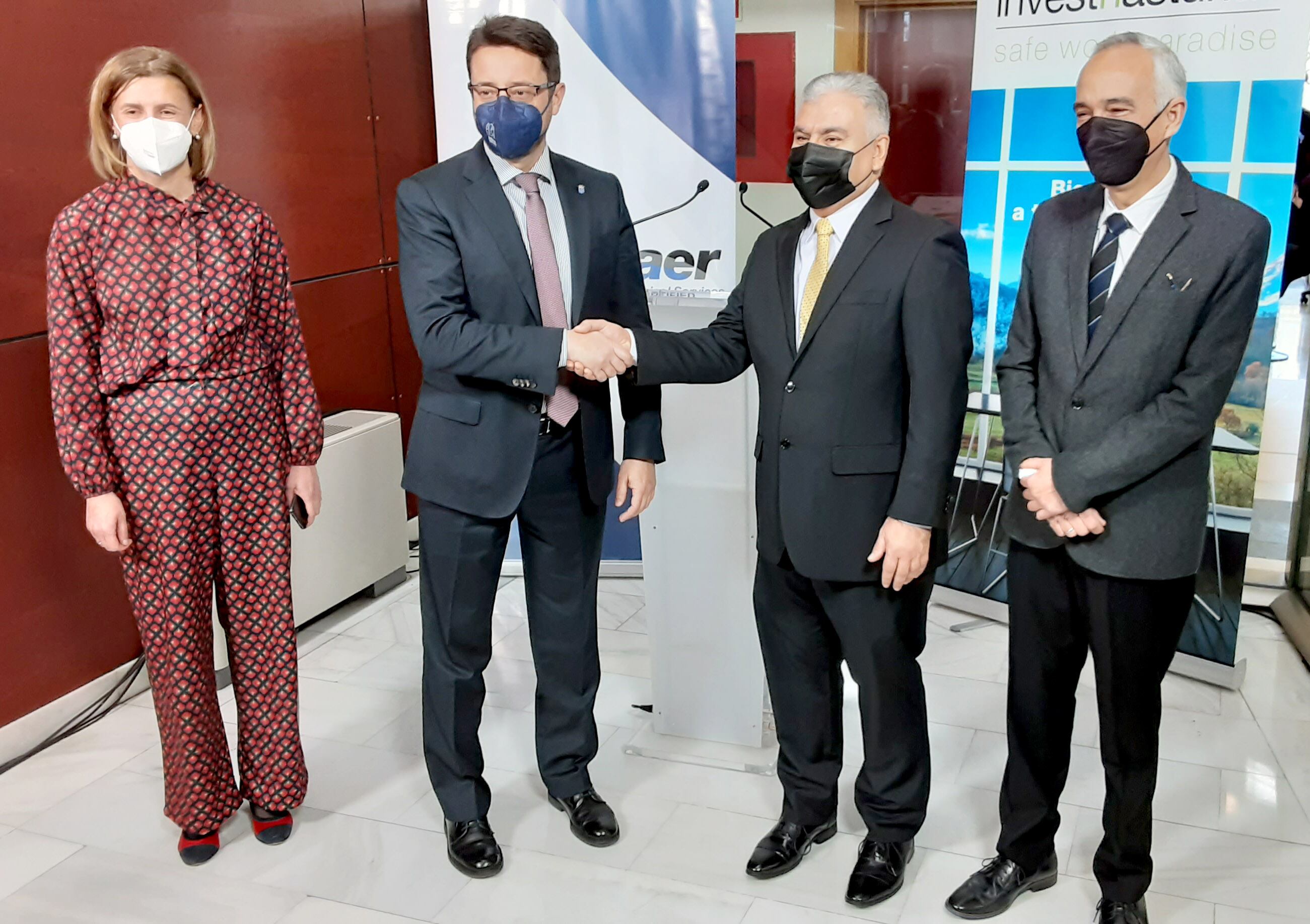 El Consejero de Industria y el consejero delegado de la empresa se saludan durante el acto de presentación de Indaer en el Parque Tecnológico de Llanera