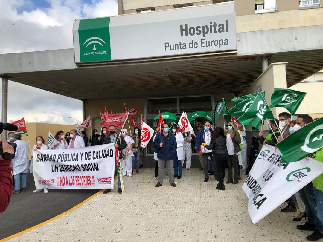 Concentración sindical a las puertas del Hospital Punta Europa