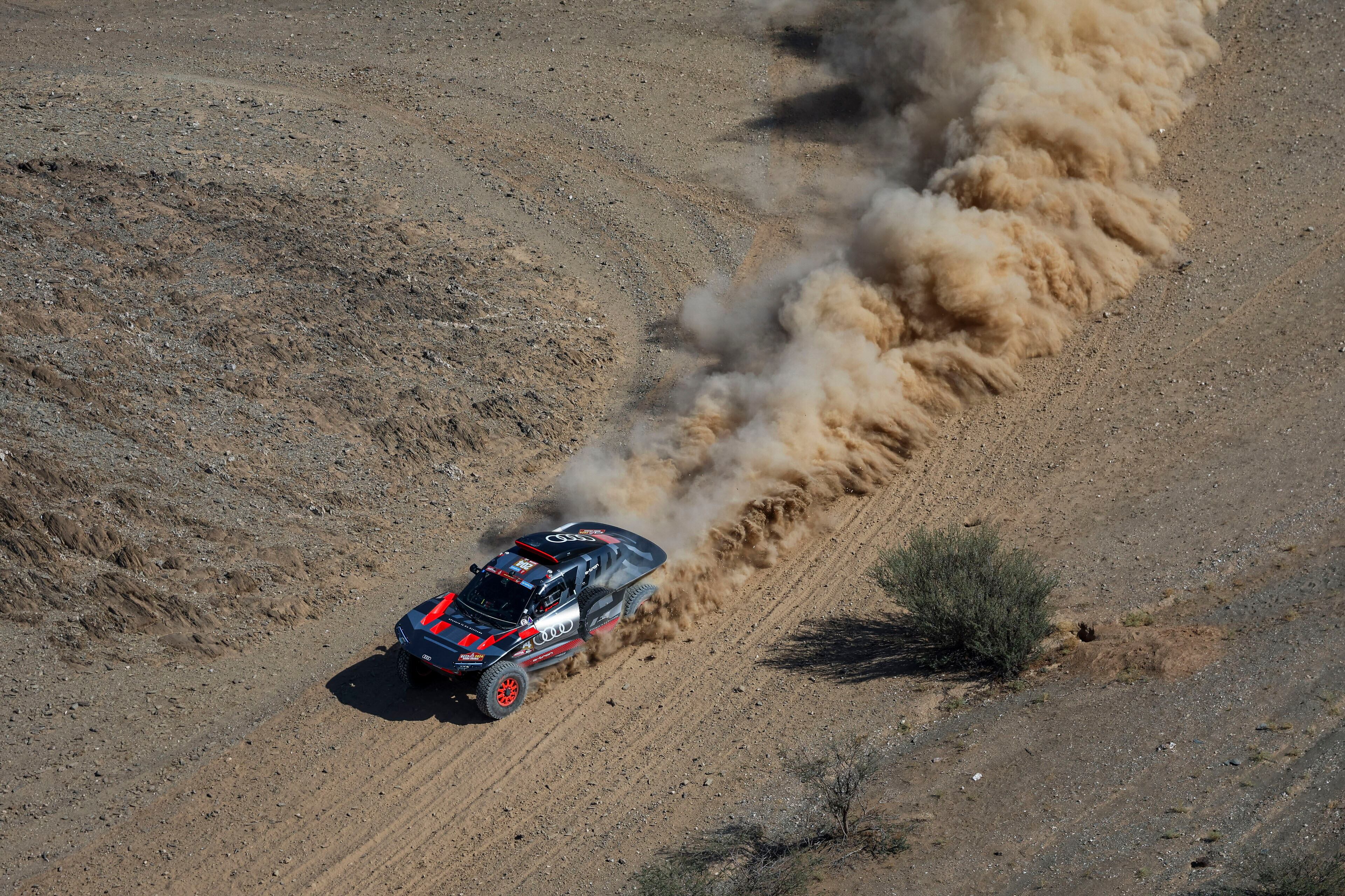 El vehículo del español Carlos Sainz y su copiloto Lucas Cruz durante la séptima etapa del Dakar 2024