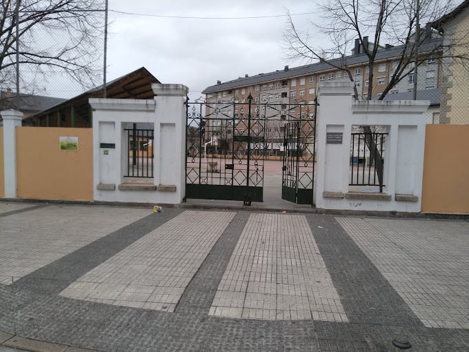 Entrada del colegio Valentín García Yebra de Ponferrada