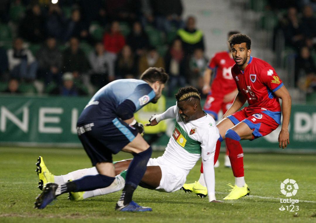 Juan Carlos atrapa el balón ante Sory Kaba y Derik.