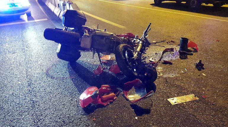 Una moto accidentada a la carretera