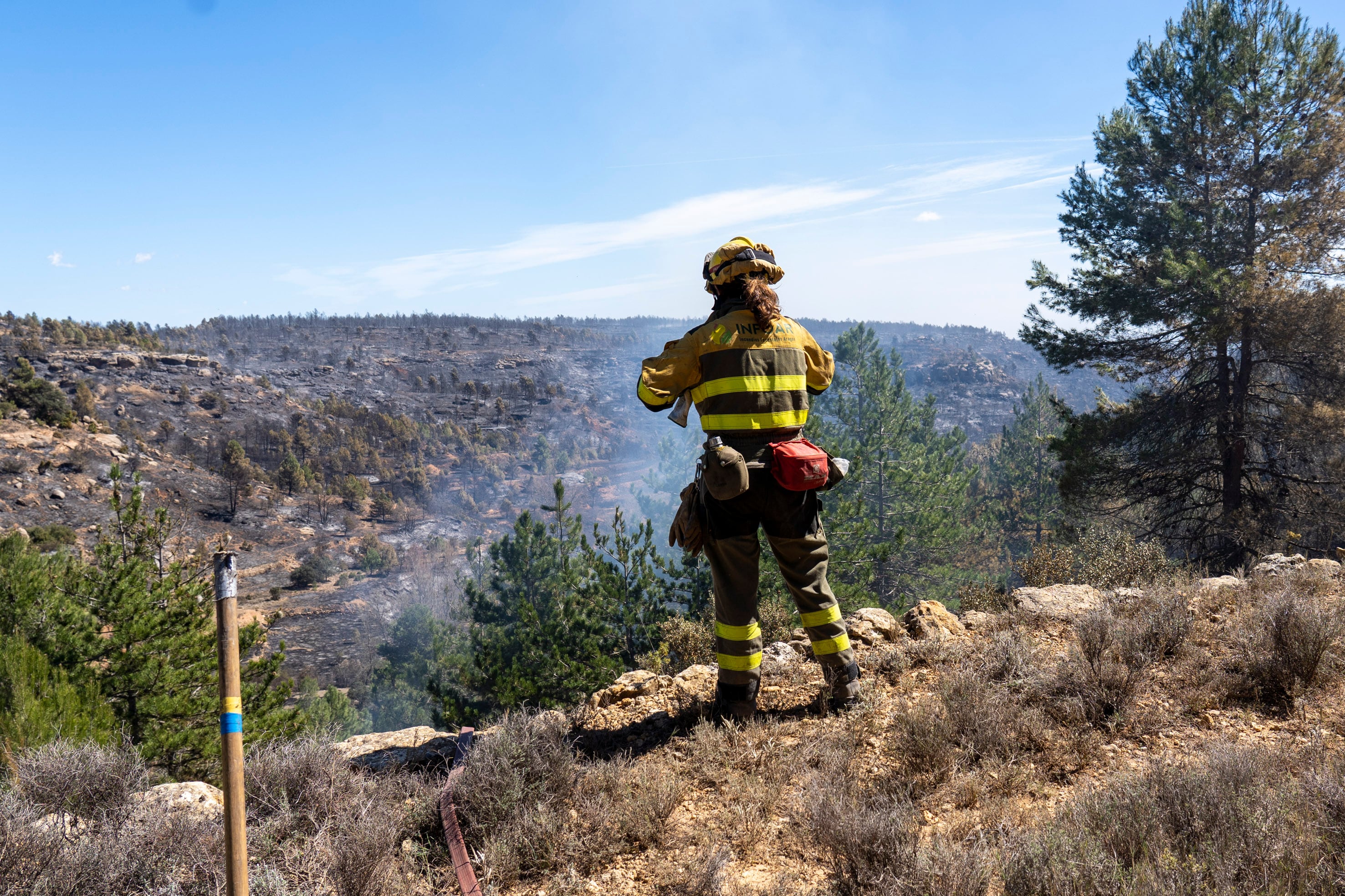 TERUEL, 26/03/2023.- Una brigada de bomberos forestales en las labores de extinción del incendio de San Agustín, cerca del barrio de Los Peiros en Teruel, este domingo. El Gobierno de Aragón ha autorizado a los alrededor de 250 vecinos de Olba y San Agustín evacuados por el incendio declarado en los límites de Castellón y Teruel a que vuelvan esta tarde a sus casas mientras estudia ayudas para las familias a las que el fuego ha arrasado las viviendas, al menos dos. EFE/ Antonio García
