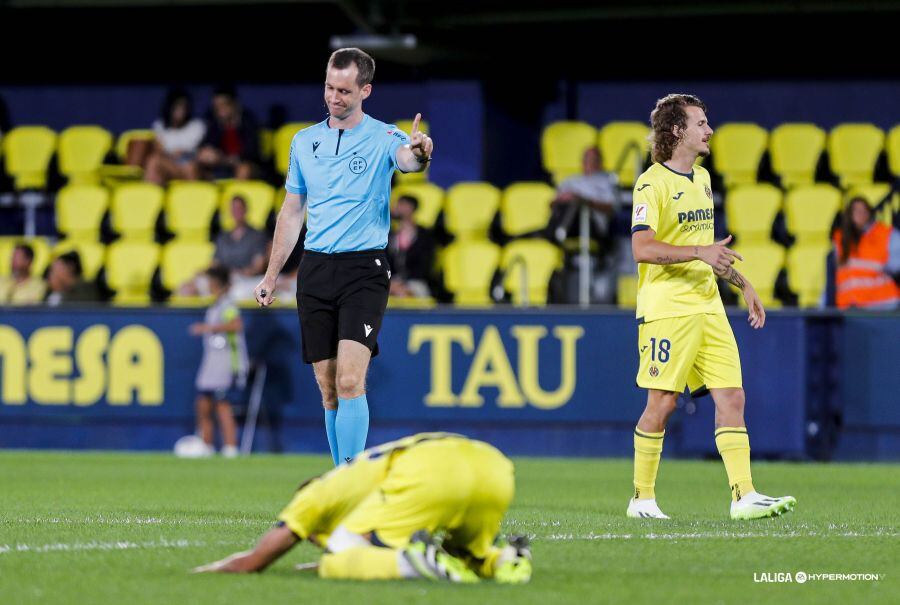 Iosu Galech Apezteguía arbitrando un partido de LaLiga Hypermotion esta temporada entre Villarreal B y Cartagena