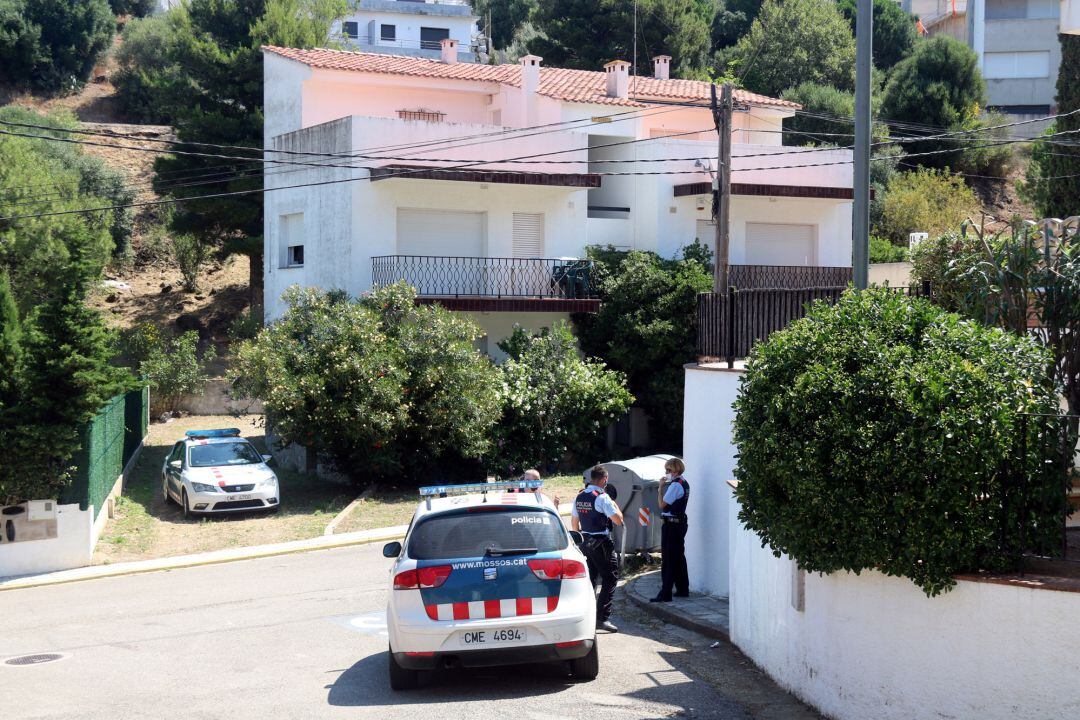 Patrulles dels Mossos d'Esquadra davant un dels blocs d'edificis ocupats del carrer Reina Fabiola de Llançà