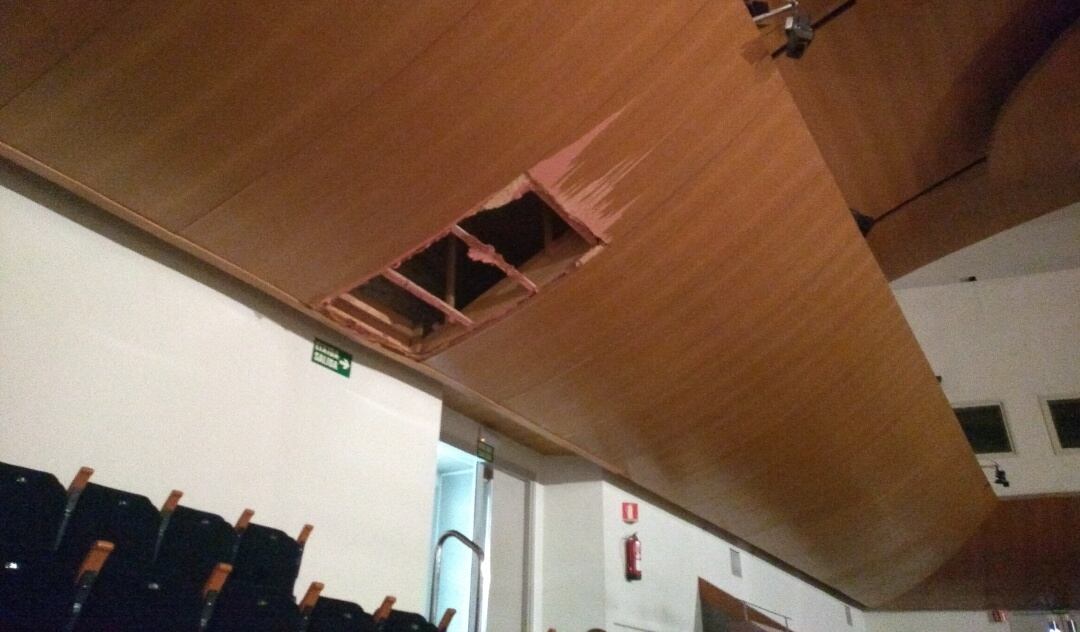 Cubierta acústica que se ha desprendido en la sala Iturbi