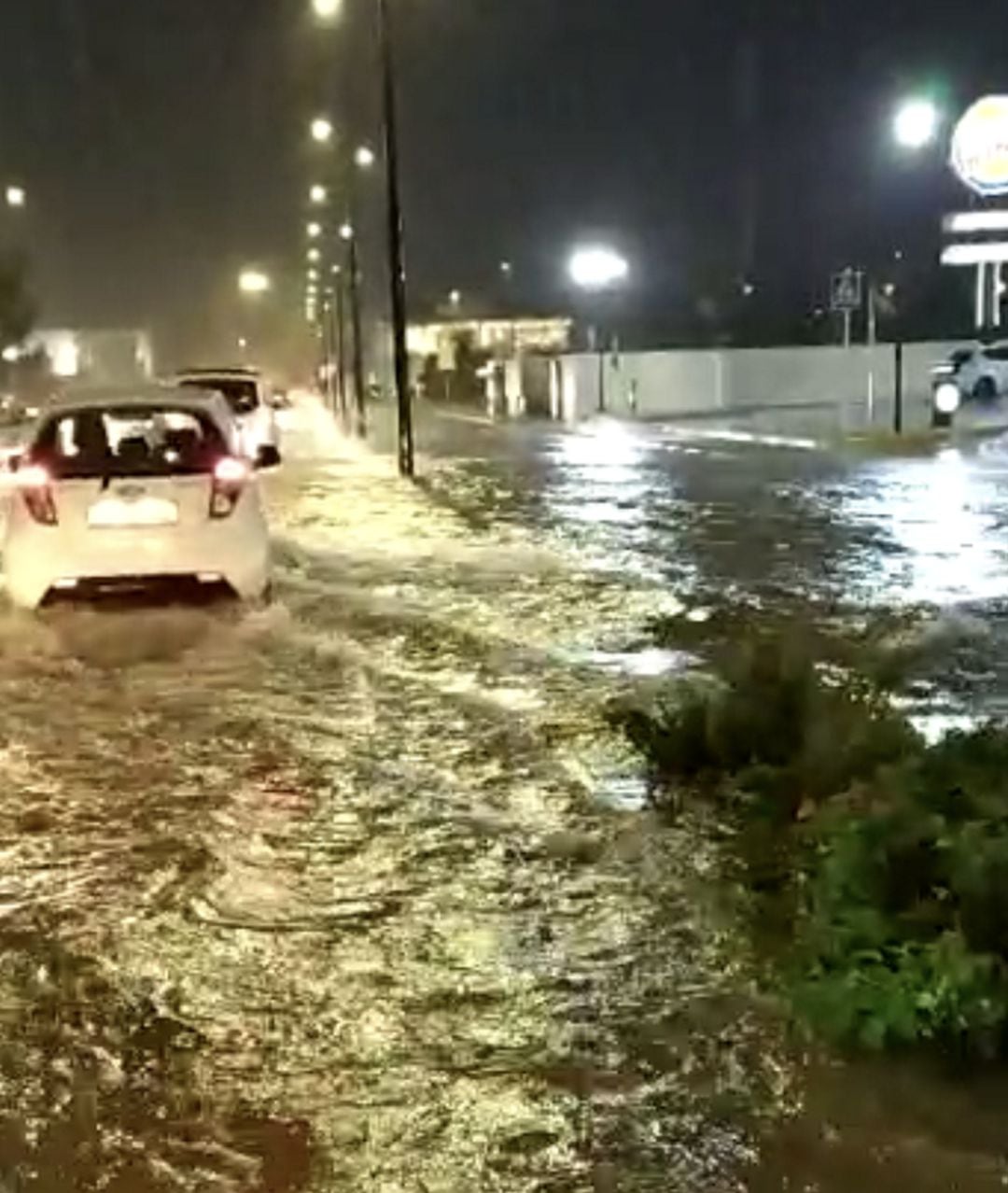 Carretera inundada en Gandia en la rotonda del hospital comarcal 