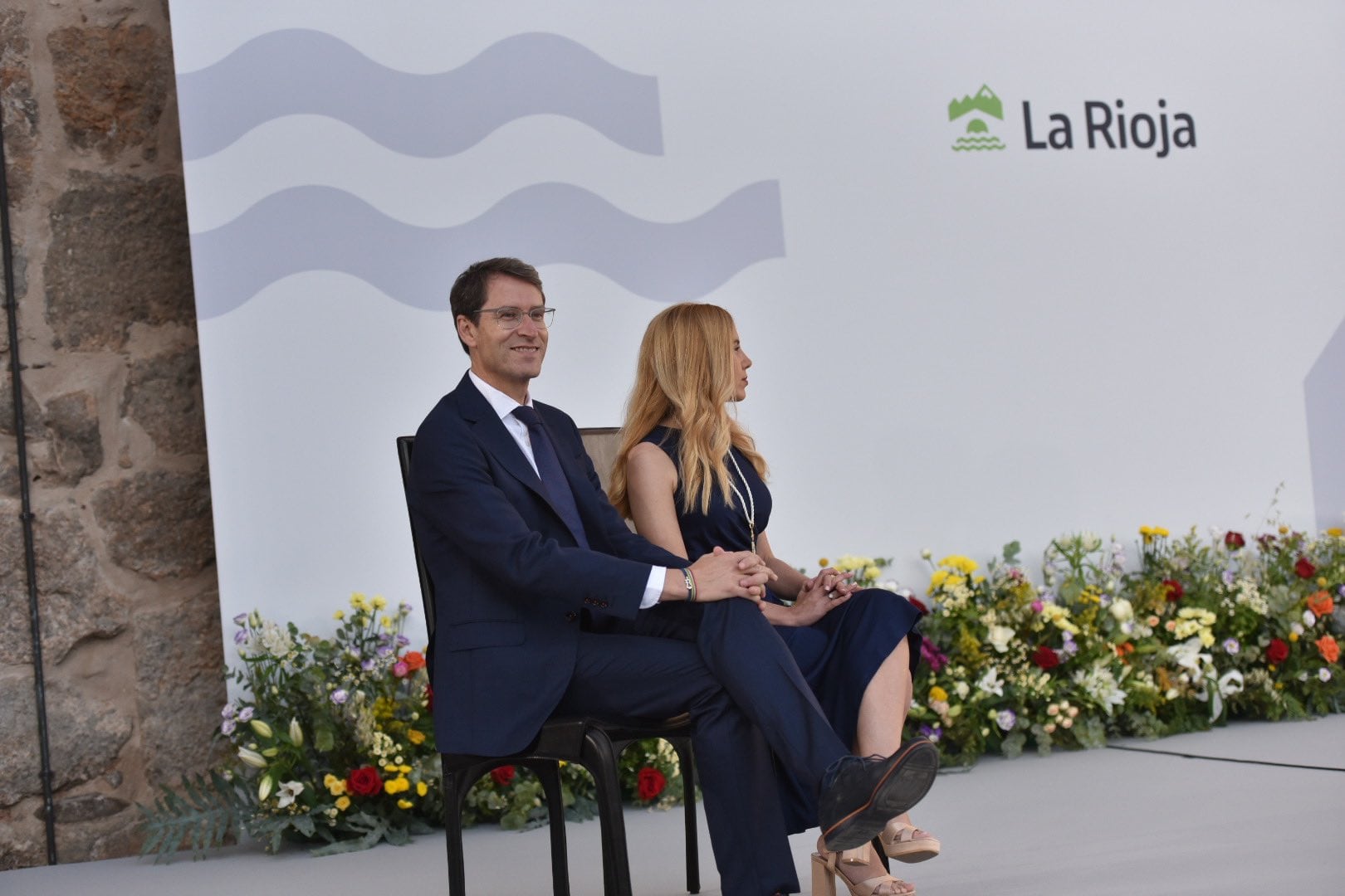 Gonzalo Capellán ha tomado posesión de su cargo como presidente de La Rioja en San Millán de la Cogolla. En la imagen, junto a la presidenta del Parlamento, Marta Fernández.