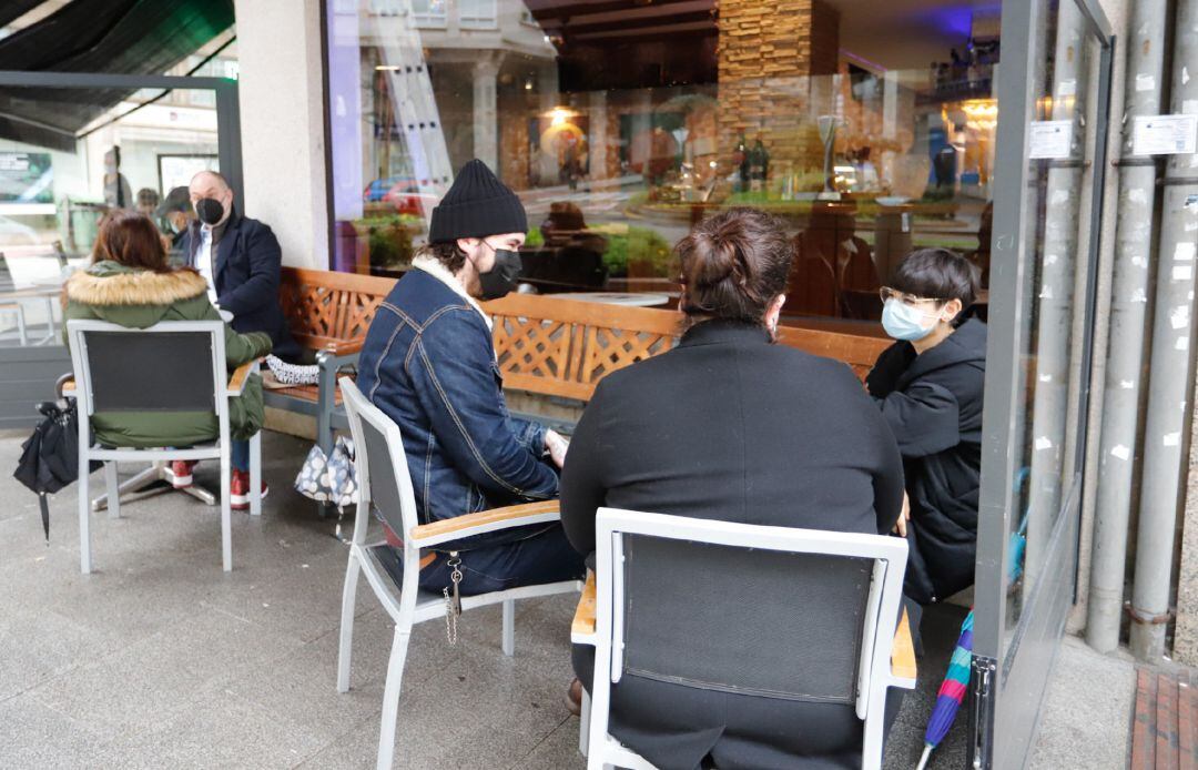 Varias personas en la terraza de un bar 