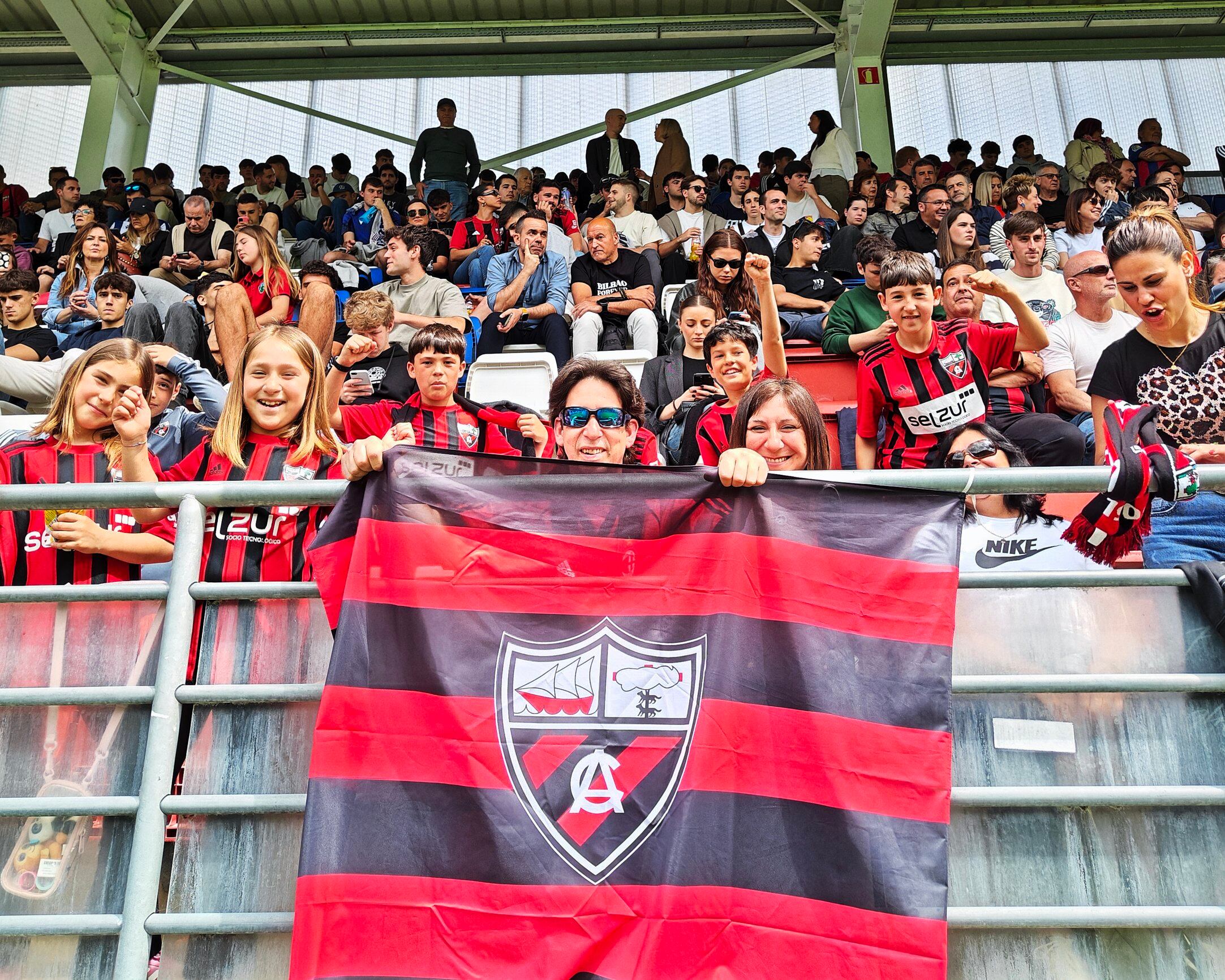 La afición del Arenas Club celebra el ascenso de categoría en Ipurua