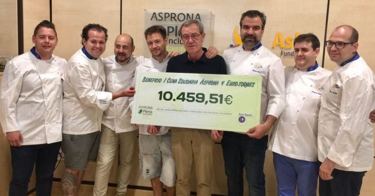 Imagen de la entrega del cheque