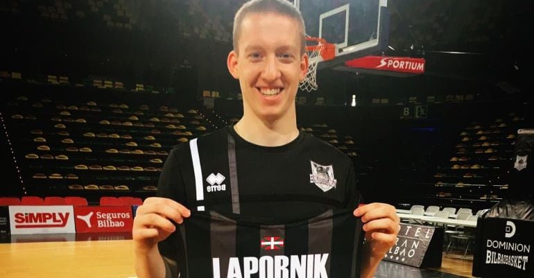 Miha Lapornik posa con su nueva camiseta como jugador de Bilbao Basket