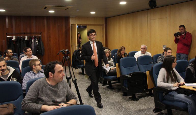 El ministre Cinca arriba a la roda de premsa sobre els comptes del 2015