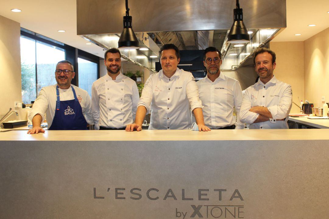 Pedro Sánchez, Toni Romero, Kiko Moya, Quique Dacosta y Nacho Manzano, en la cocina de L'Escaleta