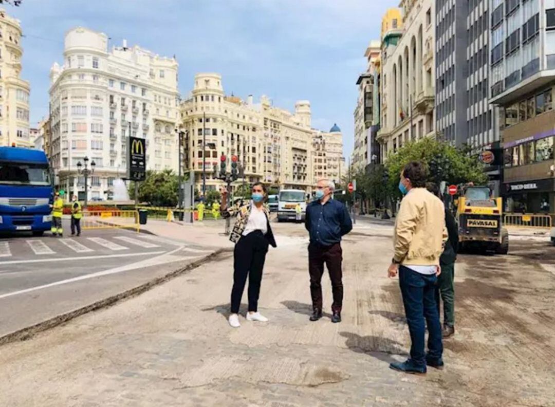 Sandra Gómez y  Joan Ribó durante una visita a las obras de peatonalización de la plaza del Ayuntamiento