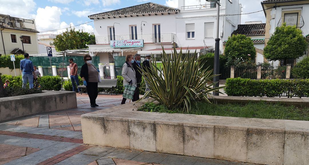 Varios ciudadanos, con mascarilla, pasean por la avenida Martínez Anstein