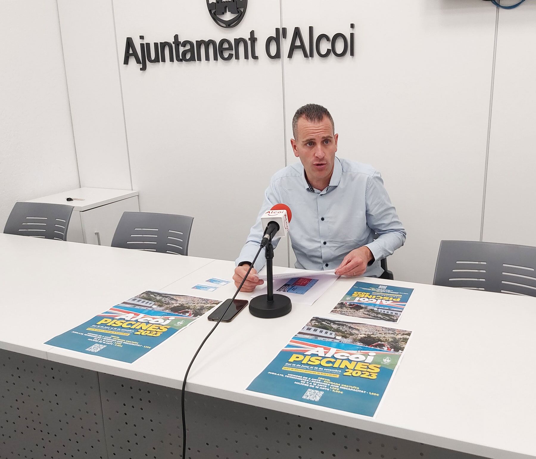 El concejal de Deportes en funciones, Alberto Belda, durante su comparecencia para presentar la temporada de piscinas