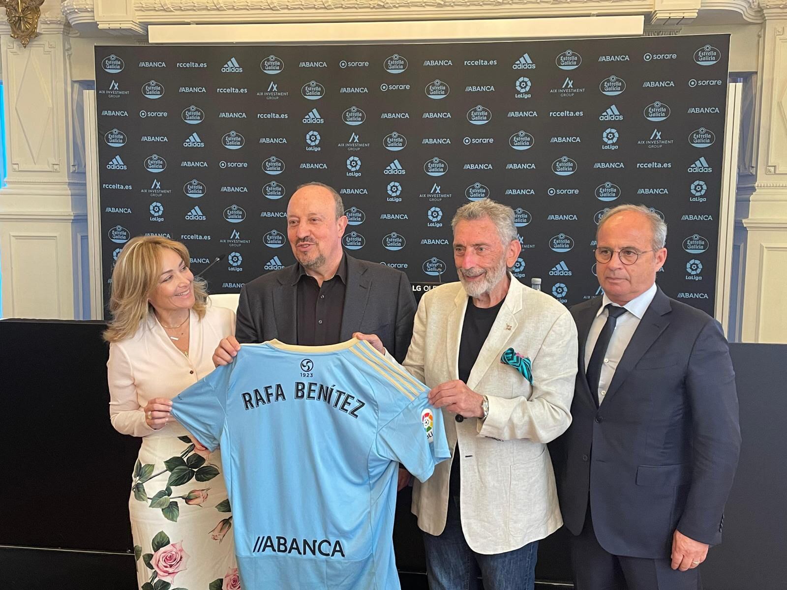 Benítez posa junto a Mouriño, Marián y Luis Campos