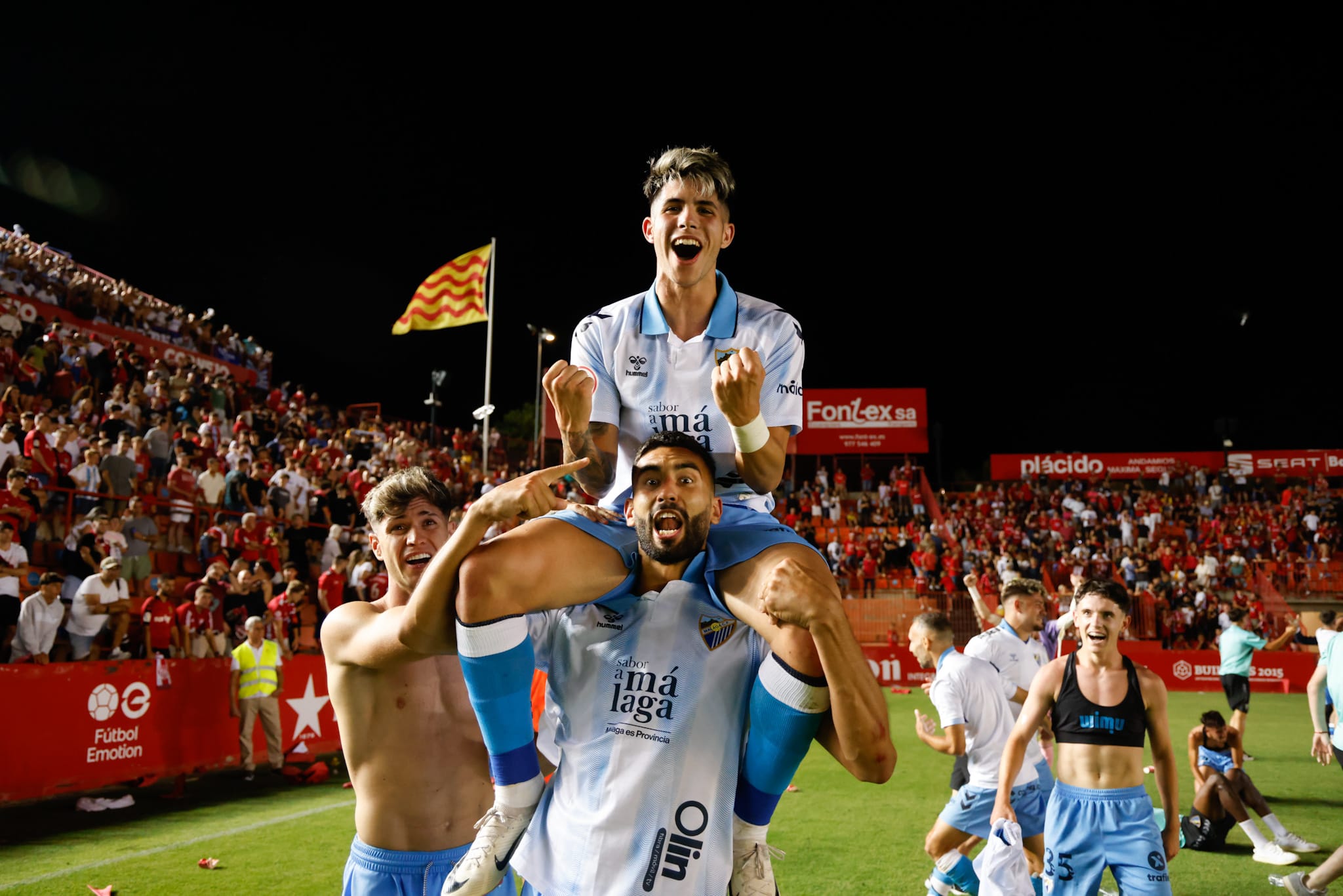 Los jugadores del Málaga celebran el ascenso a Segunda División