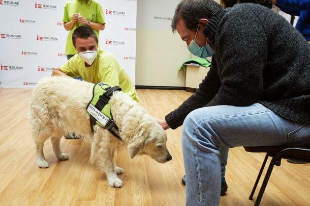 Aira durante la sesión con personal sanitario.