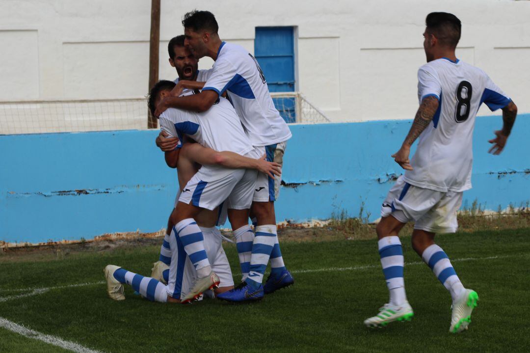 Jugadores del Arcos CF celebrando el empate ante el Conil CF