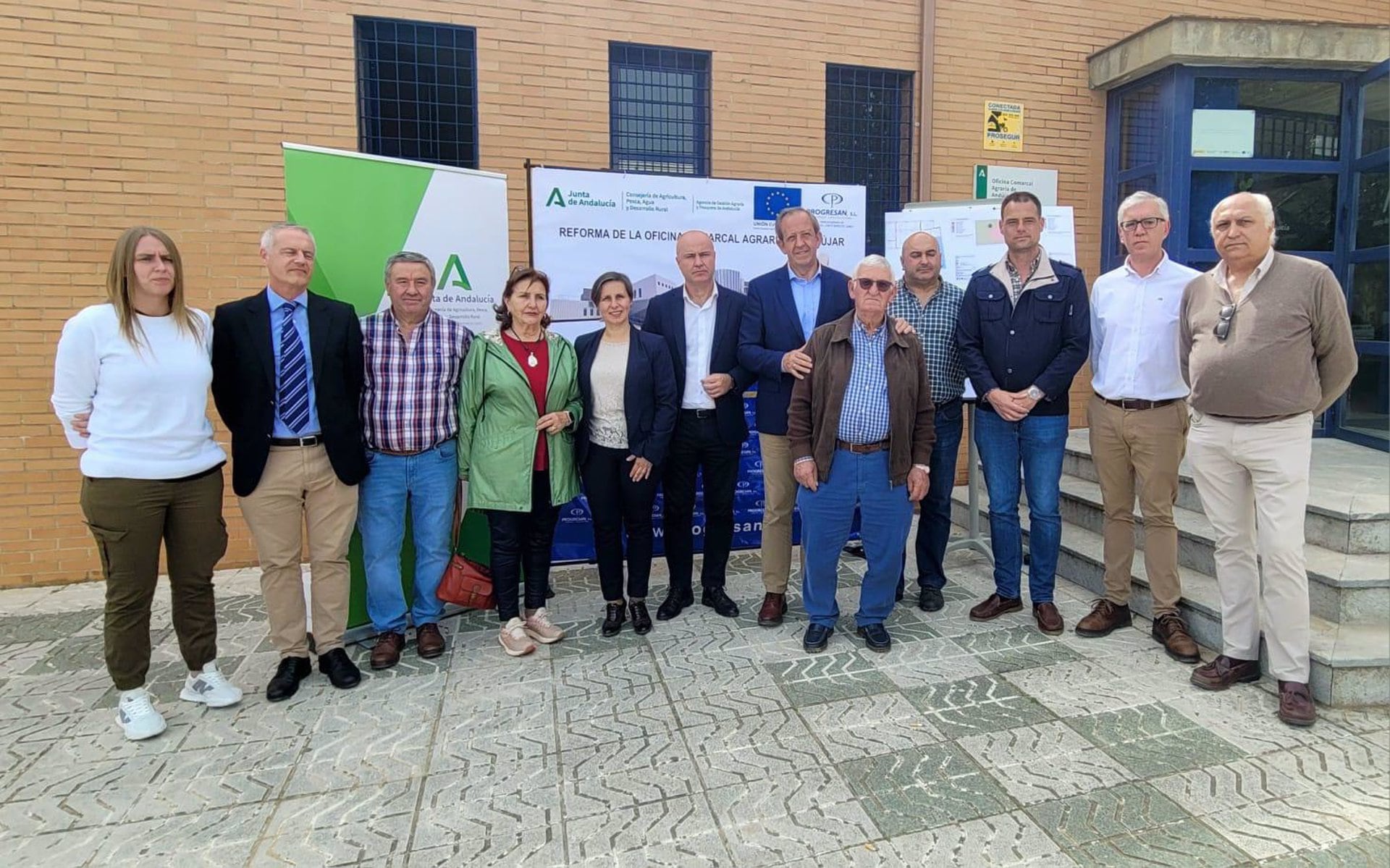 Agricultura destina 685.000 euros a la mejora de la Oficina Comarcal Agraria de Andújar.
La delegada de Agricultura, Pesca, Agua y Desarrollo Rural, Soledad Aranda, ha participado este lunes en la presentación de las obras de reforma integral de la Oficina Comarcal Agraria (OCA) de Andújar, en las que la Consejería va a invertir 685.000 euros. Un acto en el que ha estado acompañada, entre otros, por el director gerente de la Agencia Agraria y Pesquera (Agapa) de la Junta de Andalucía, José Carlos Álvarez, así como por el alcalde de Andújar, Francisco Carmona, y el director de la OCA del municipio jiennense, Pedro Ignacio Cámara.

POLITICA 
JUNTA DE ANDALUCÍA