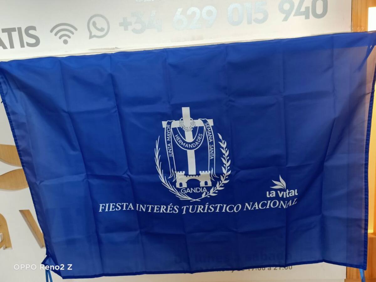 La Vital reparte balconeras para dar visibilidad a la Semana Santa