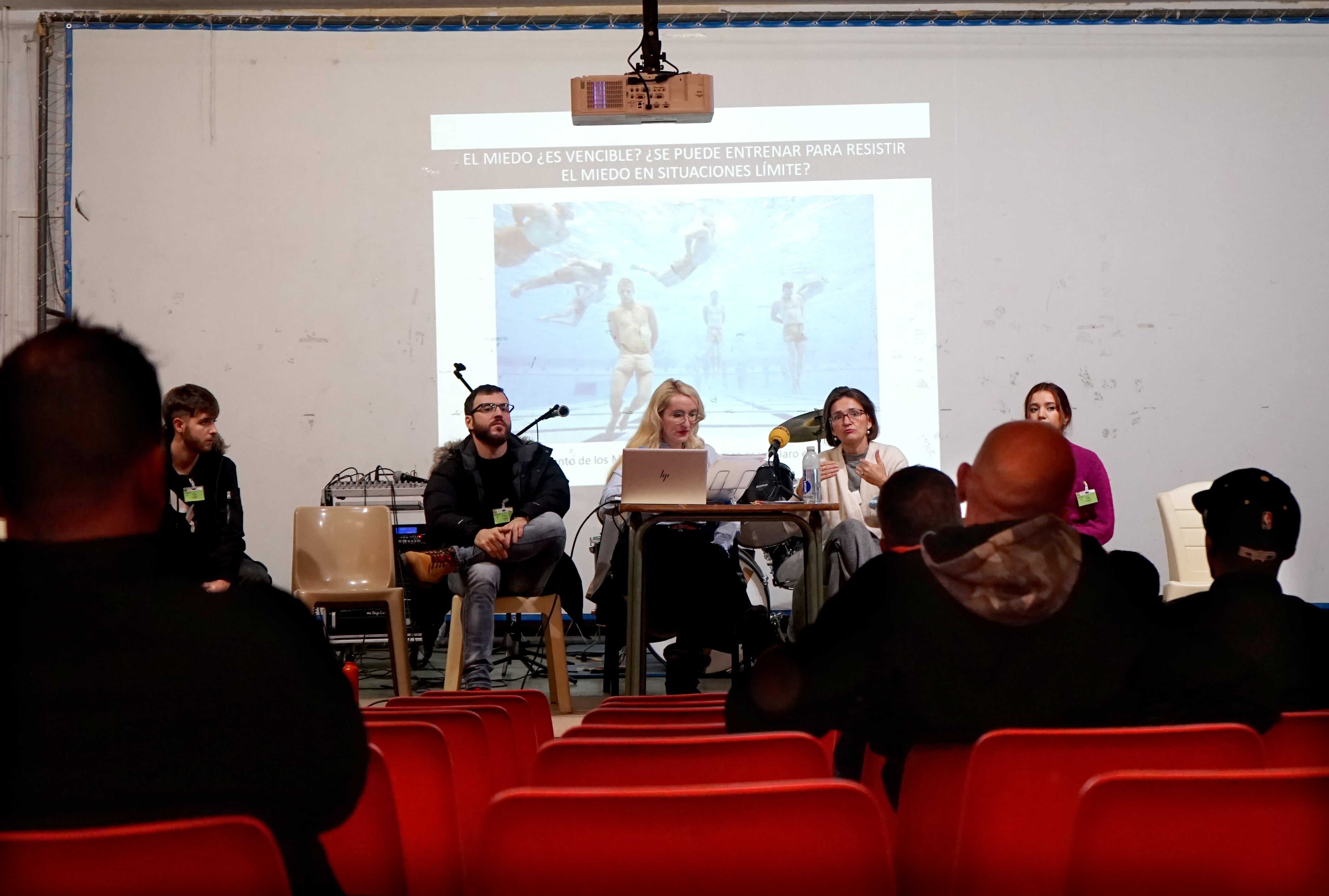 Samuel, Delia, Marta y Najua durante el taller sobre el miedo con los presos