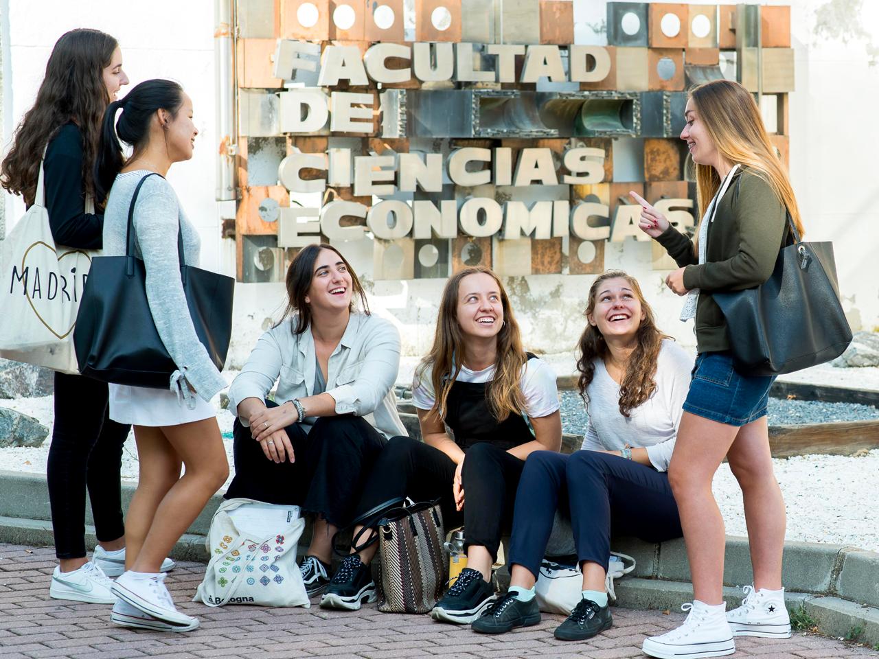 Un grupo de estudiantes conversando junto a la Facultad de Ciencias Económicas y Empresariales de la UAM