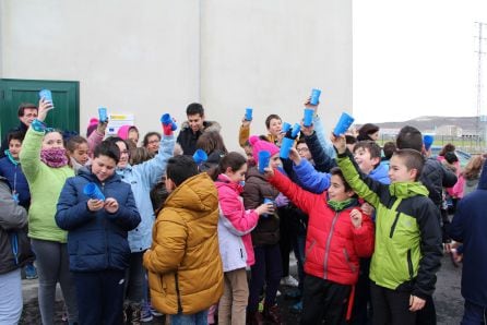 Los escolares terminan la visita recibiendo un vaso de agua quen invita al consumo inteligente