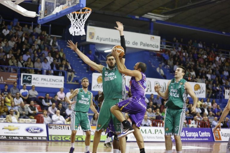 Imagen del partido entre palentinos y oscenses