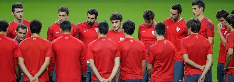 El entrenador del Athletic, Ernesto Valverde, da instrucciones a la plantilla durante el entrenamiento en Do Dragao (Oporto)