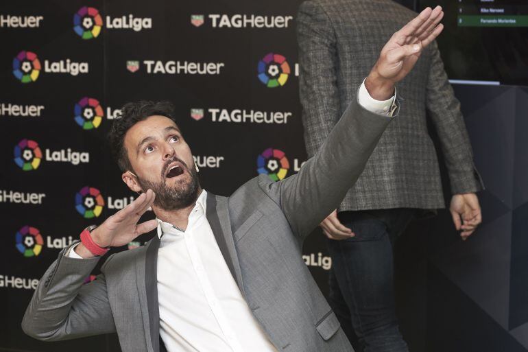 El ex futbolista, Kiko Narváez, hace su famoso gesto en un evento.